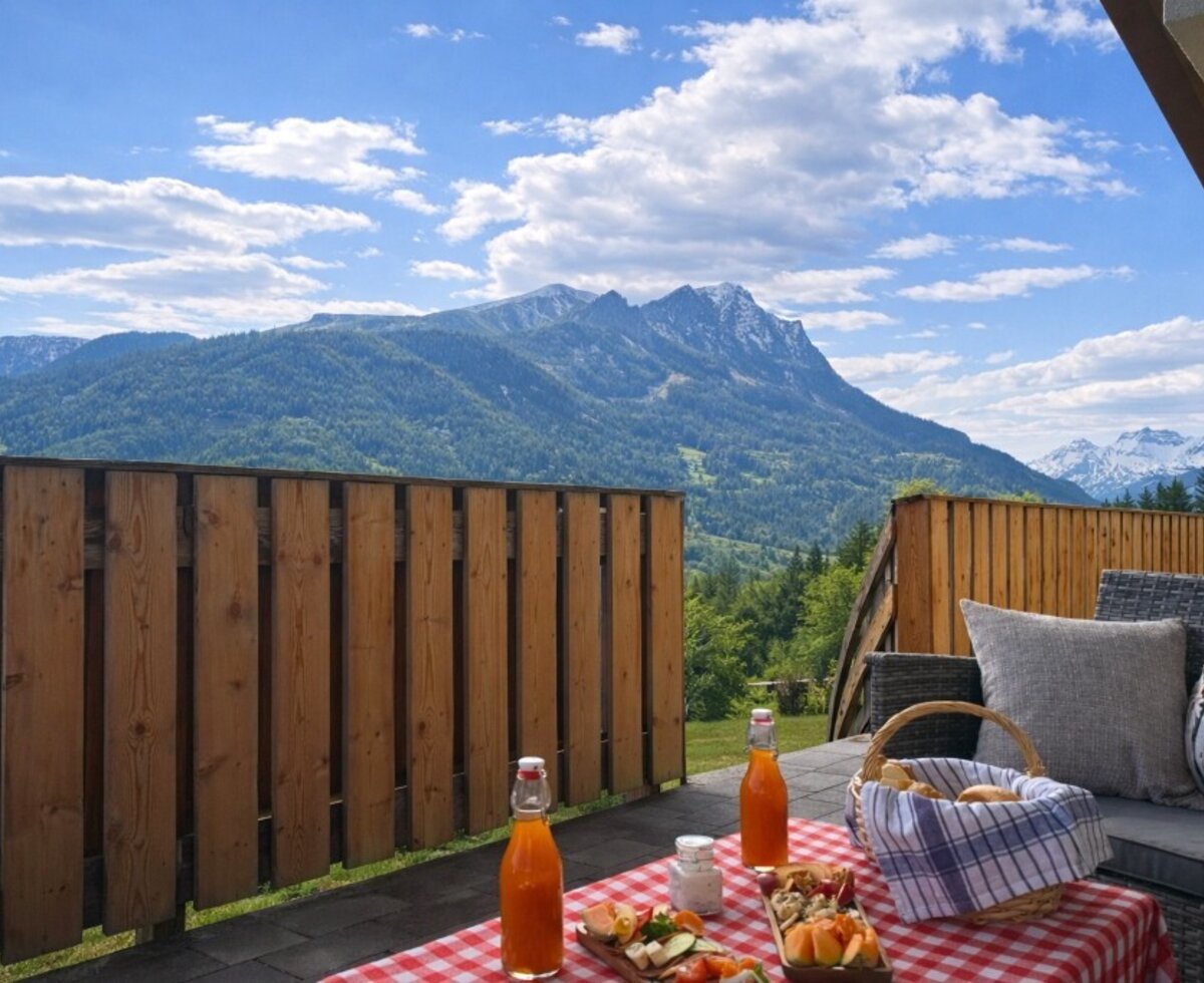 Terrasse des Bed and Breakfast mit Bergblick und einem gedeckten Tisch für Mahlzeiten.