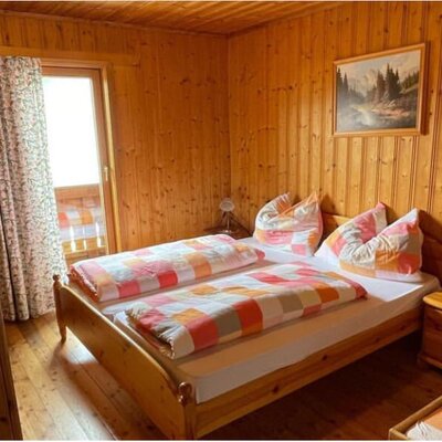 Schlafzimmer mit Balkonzugang.