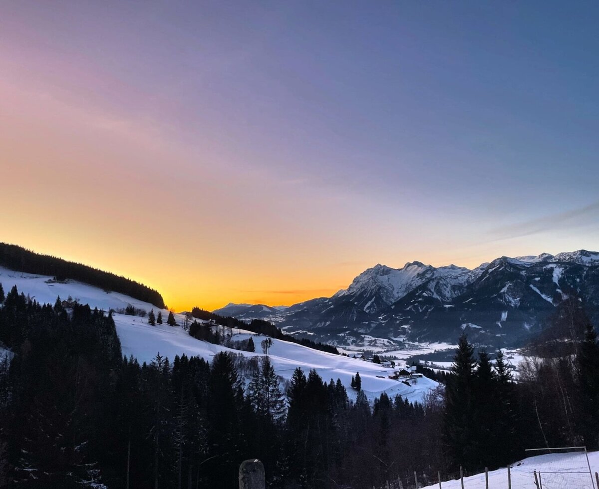 Blick auf die schneebedeckte Winterlandschaft mit Bergen und Tälern