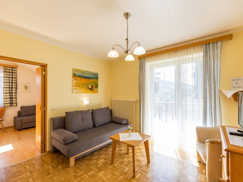 Zimmer Ahorn. Wohnzimmer mit Doppelcouch.