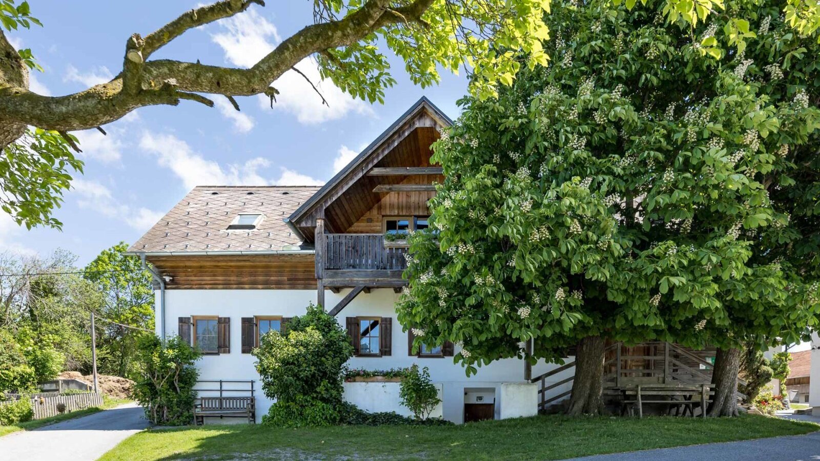 Das einladende alte Bauernhaus mit der Ferienwohnung. Traditionelles Lärchenholz und einem schattigen Kastanienbaum.