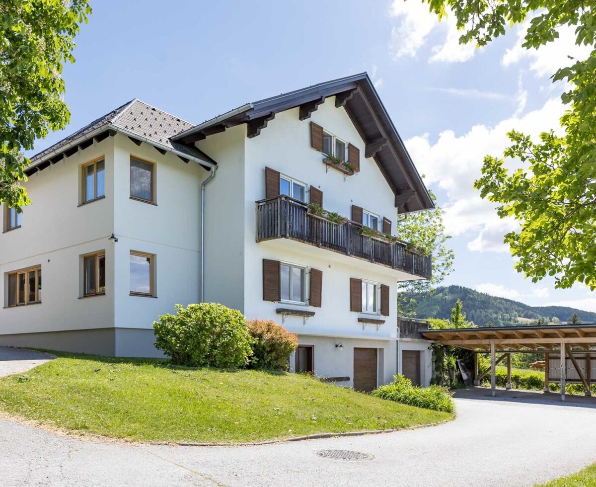 Das neue Bauernhaus mit gepflegtem Garten und einer  überdachten Autoabstellplätzen.