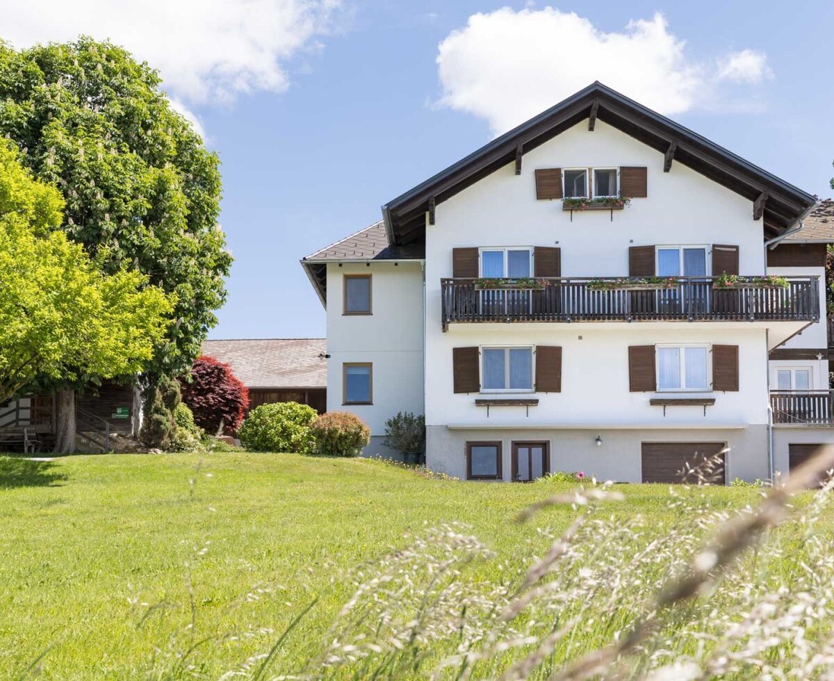 Das neue Bauernhaus mit den Gästezimmern.
