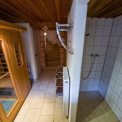 Sauna und Duschbereich im Keller