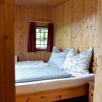 Schlafzimmer Jölli Blick mit Doppelbett