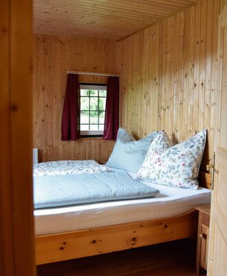 Schlafzimmer Jölli Blick mit Doppelbett