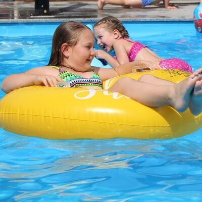 Schwimmbad des Bauernhofs mit Kindern die im Wasser spielen.