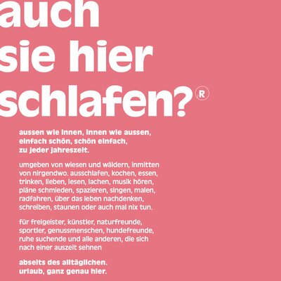 Werbeplakat für den Bauernhof 'künstlerzimmer', der eine Auszeit inmitten von Wiesen und Wäldern verspricht.