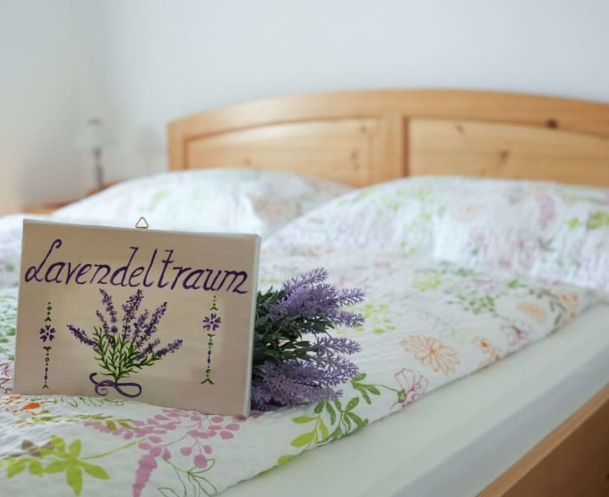 Schlafzimmer in der Ferienwohnung "Lavendeltraum"