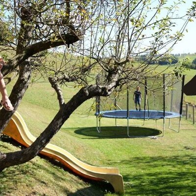 Spielplatz mit Trampolin und Rutsche