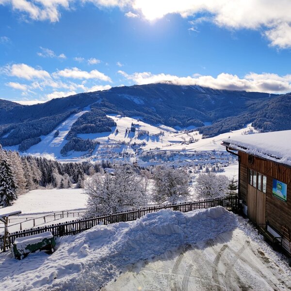 Blick von der Ferienwohnung auf eine traumhafte Winterlandschaft und auf die Skipiste