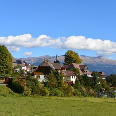 Das Dorf in Zeutschach mit herrlicher Aussicht auf die Seetaller Alpen