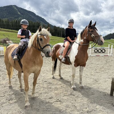 Reiten am Bauernhof für Kinder und Erwachsene auf dem Reitplatz.