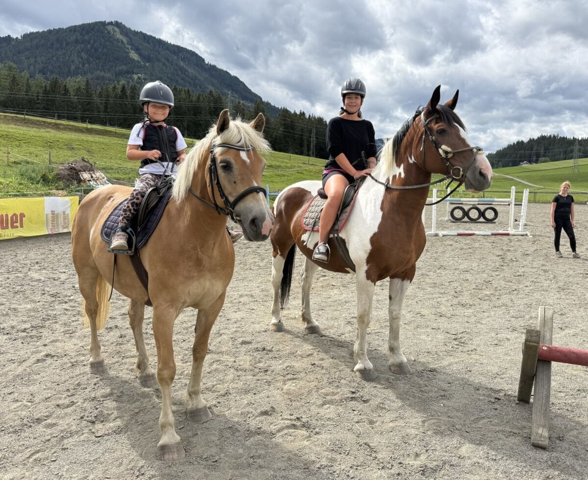 Reiten am Bauernhof für Kinder und Erwachsene auf dem Reitplatz.