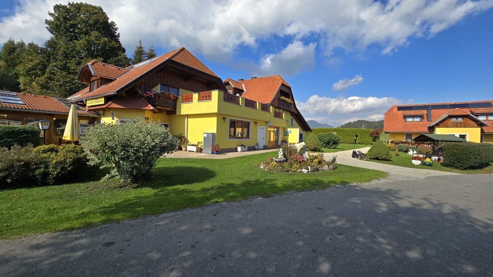 Die einladende Außenansicht des Bauernhofs mit einer gepflegten Gartenanlage und herrlicher Aussicht rundum auf unsere tolle Landschaft..