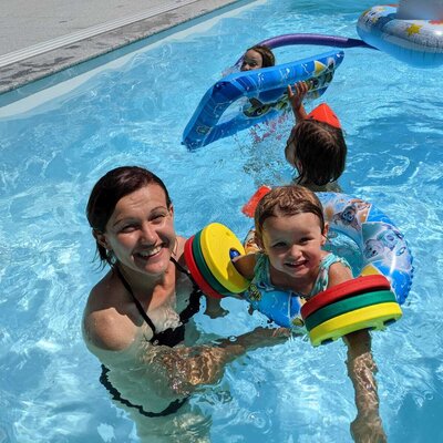 Der neue Swimmingpool mit Salzwasser des Bauernhofs lädt zum Planschen und Abkühlen ein.