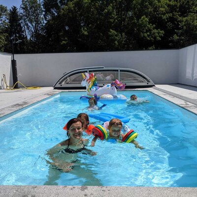 Der neue überdachte Salzwasser-Swimmingpool des Bauernhofs, genutzt von badenden Gästen.