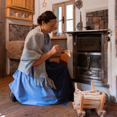 Ein traditioneller Holzofen auf dem Bauernhof, der mit Brennholz angeheizt wird.
