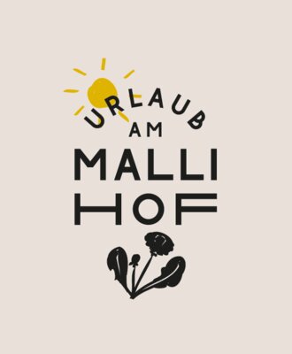 Das Logo des Bauernhofs Malli Hof mit dem Slogan „Urlaub am Malli Hof“, einer Sonne und Pusteblumen.