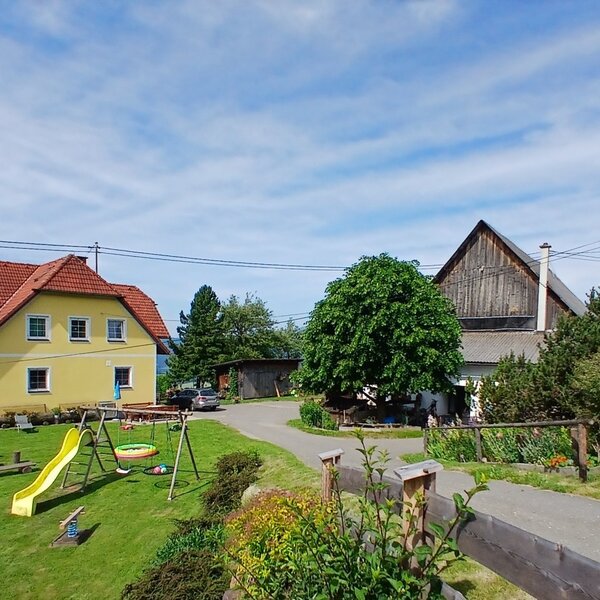 Bauernhaus mit Spielplatz 