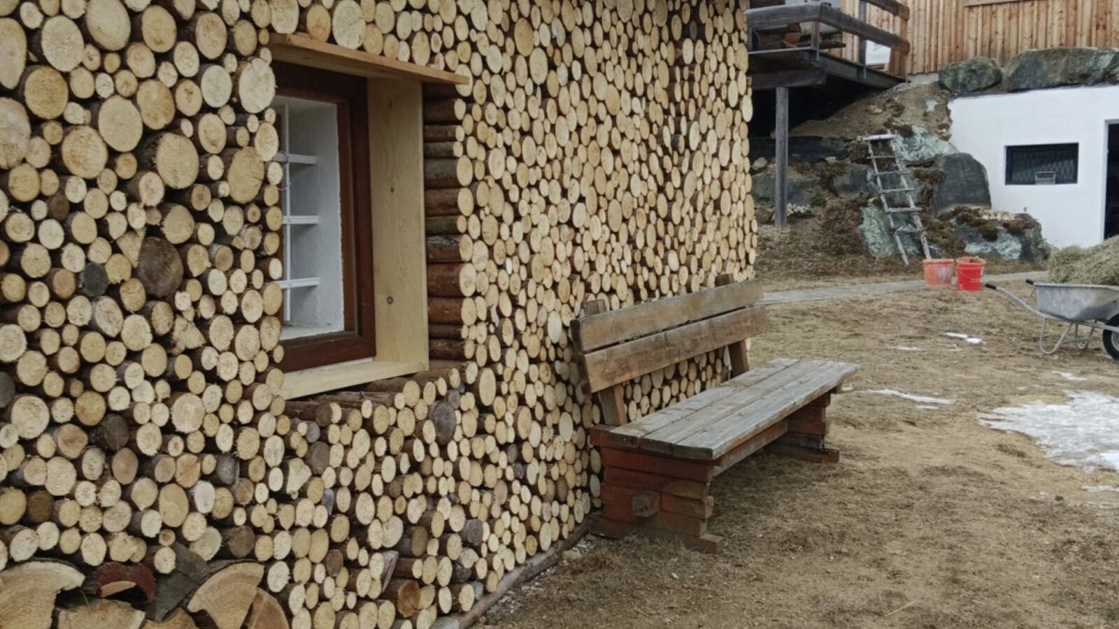 Holz vor der Hütte 