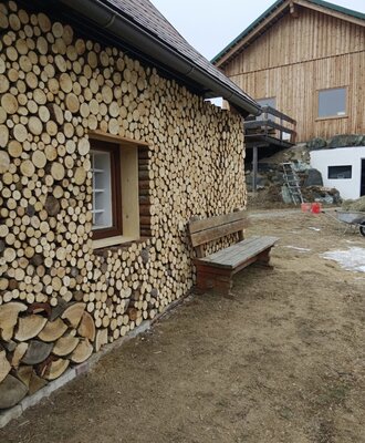 Holz vor der Hütte 
