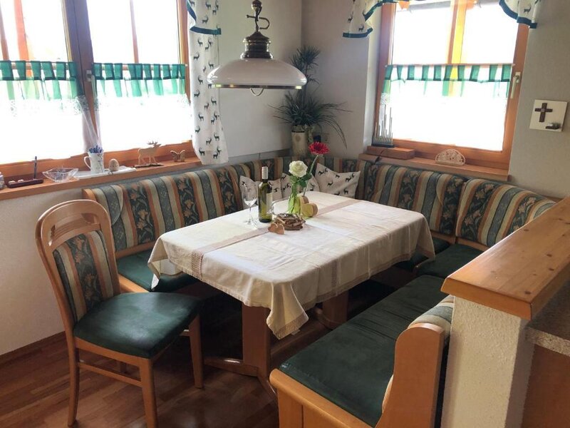 Der Essbereich im Bed and Breakfast bietet eine Eckbank, einen Tisch und einen Stuhl für gemeinsame Mahlzeiten.