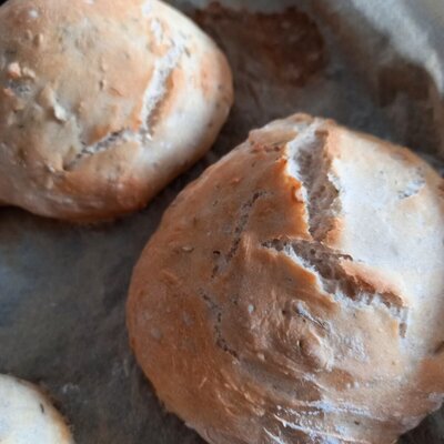 Frisch gebackene Brötchen auf dem Bauernhof.