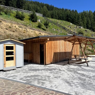 Chalet Sauna, Carport und Hollywoodschaukel