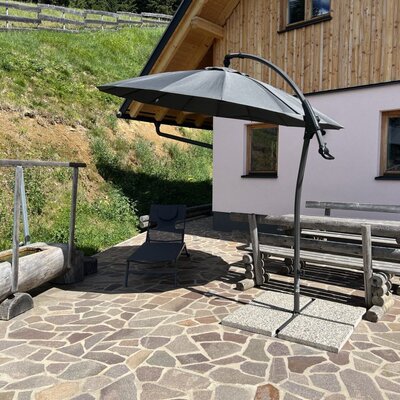 Terrasse mit Kneip-Bahn zum Wassertreten, Sitz- und Liegemöglichkeiten