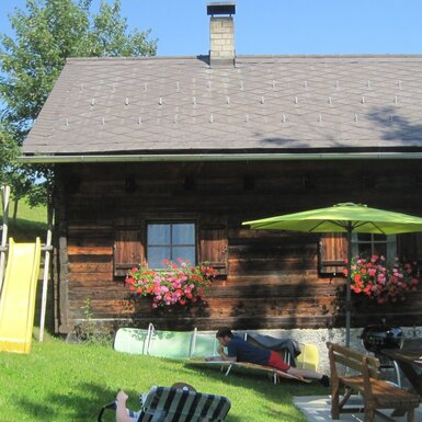 sonnige und schattige Plätze zum Chillen vor der Dorferhütte sonnige und schattige Plätze zum Chillen vor der Dorferhütte