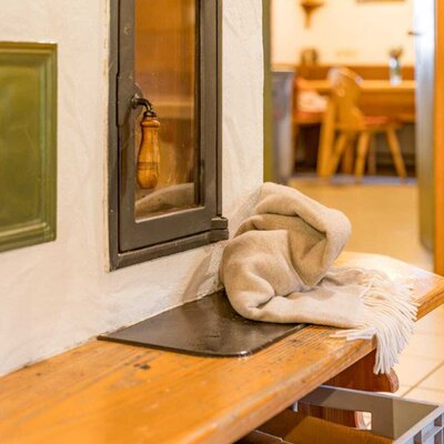 Ein uriger Kamin wartet auf euch in der großen Stube für gemütliches Beisammen-Sein. © Elisabeth Fröhlich