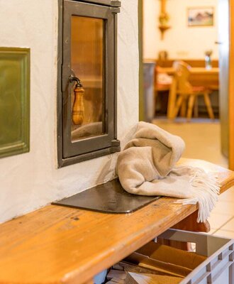 Ein uriger Kamin wartet auf euch in der großen Stube für gemütliches Beisammen-Sein. © Elisabeth Fröhlich