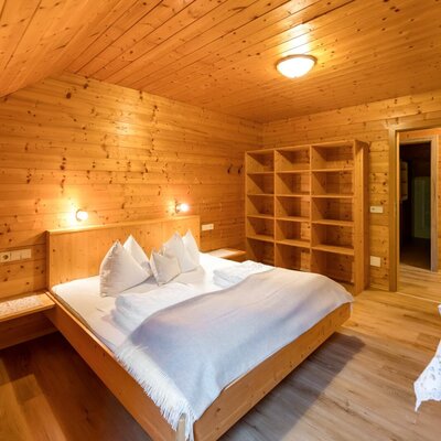 Schlafzimmer 5 der Scharlinger Alm nahe den Wanderwegen und Skipisten am Hauser Kaibling. © Elisabeth Fröhlich