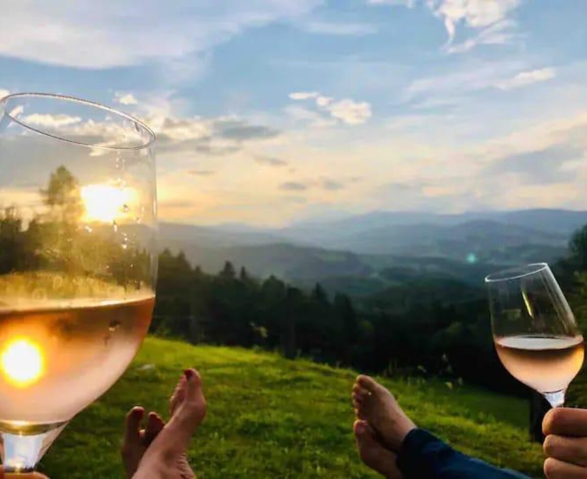 Blick auf die Berglandschaft bei Sonnenuntergang, vom Hof aus mit einem Glas Roséwein genossen.