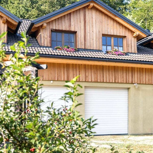 Die Ferienwohnung mit blumengeschmückten Fenstern.