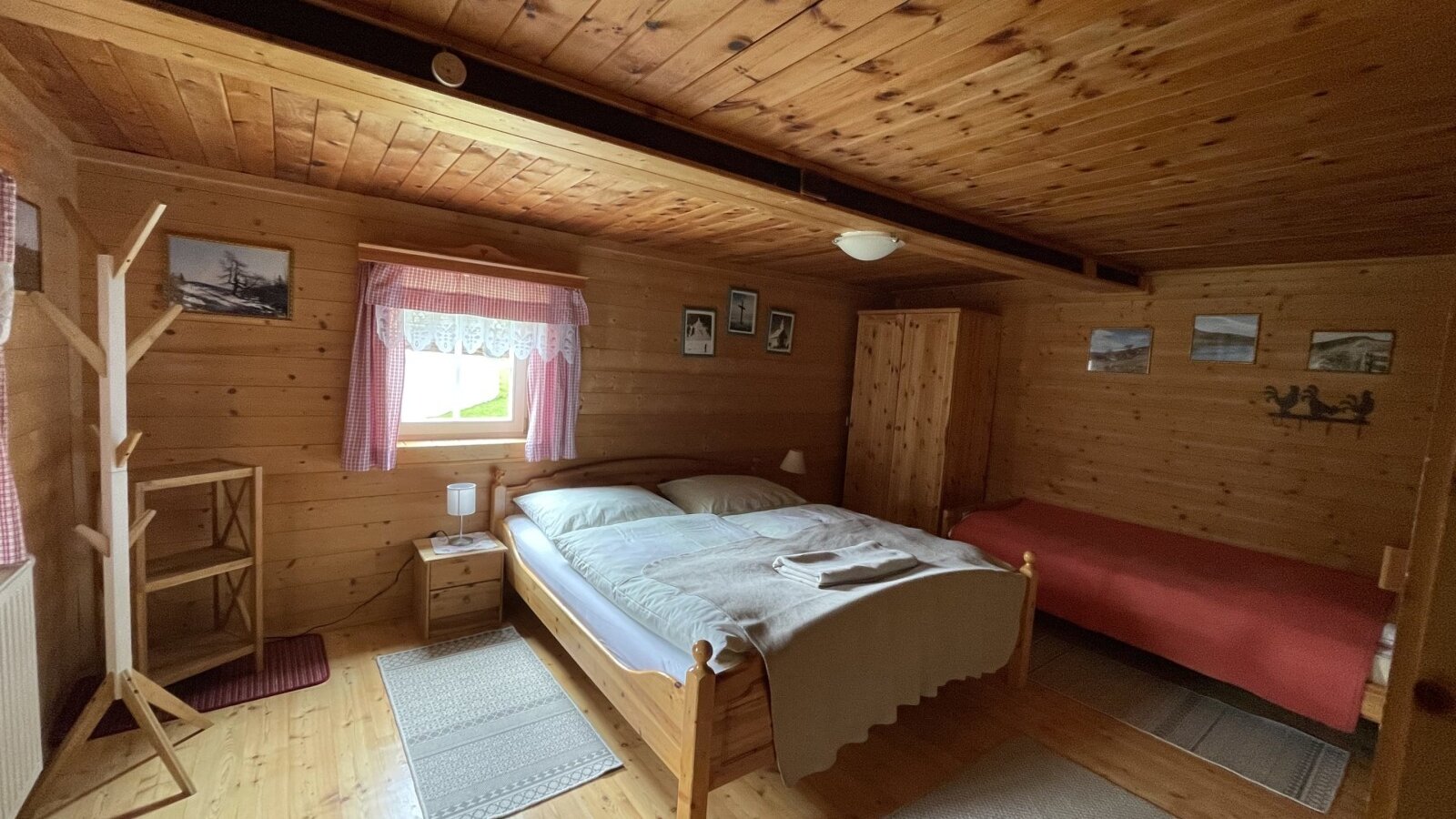 Dreibettzimmer im Hof mit einem Doppelbett, einem Einzelbett und einem Kleiderschrank.