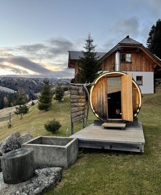 Die finnische Außensauna des Bed and Breakfast mit Holzdeck und Bergblick.