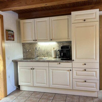 Die voll ausgestattete Küche mit Kaffeemaschine.