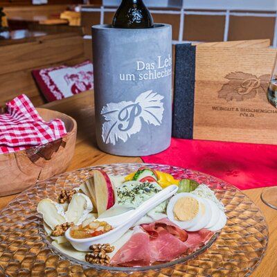 Schmankerlvariation mit hausgemachtem, prämiertem Rohschinken vom Weingut & Buschenschank Pölzl