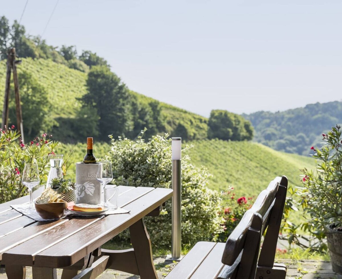 Weingut & Buschenschank Pölzl, Südsteiermark, Terrasse mit Ausblick auf die Weinberge beim Weingut & Buschenschank Pölzl