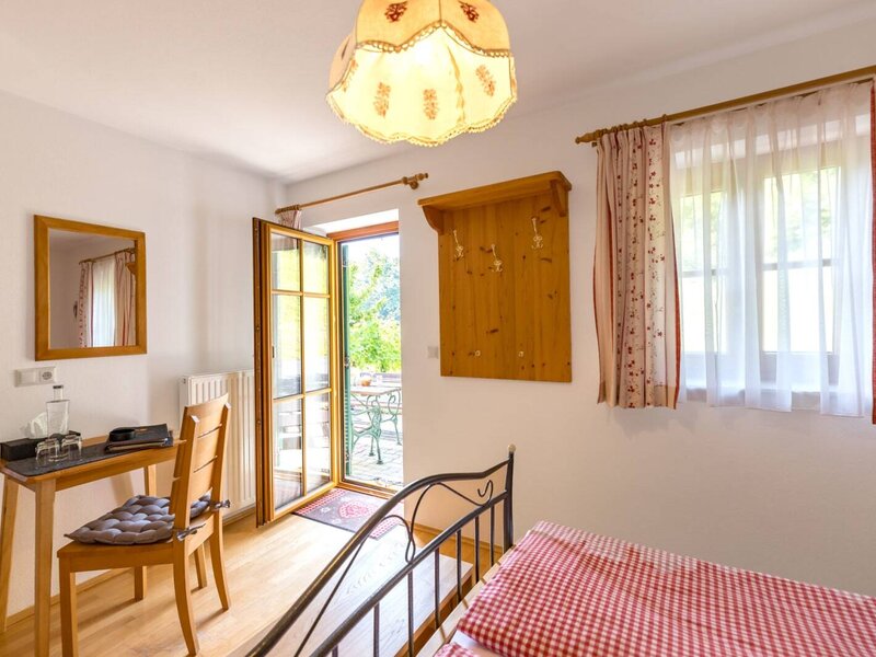 Ruhiges Gästezimmer beim Weingut & Buschenschank Pölzl in Großklein in der Südsteiermark