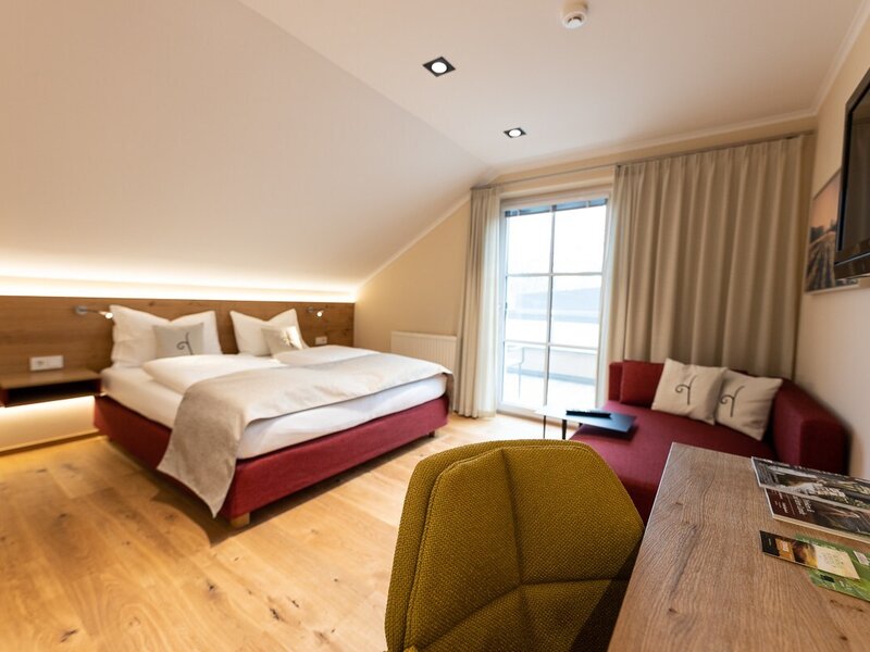 Doppelzimmer im Hof mit Doppelbett, Schlafsofa, Schreibtisch, TV und Zugang zum Balkon.