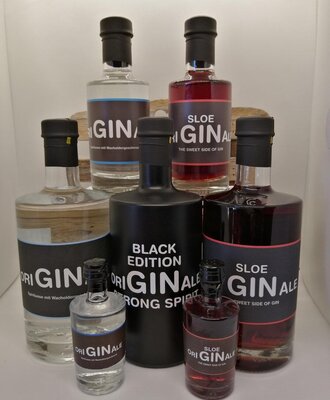 Eine Auswahl an Originale Gin und Sloe Gin Flaschen, darunter die Black Edition, in verschiedenen Größen.