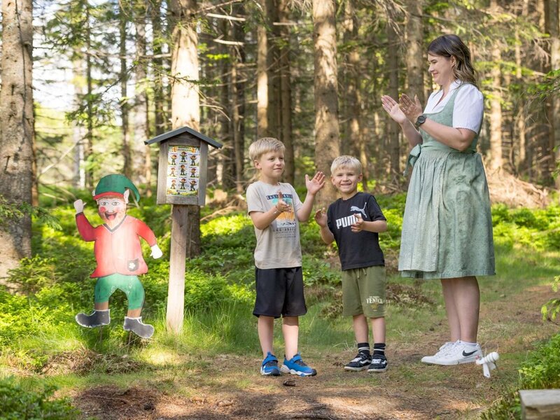 Der idyllische Waldweg direkt am Bauernhof lädt zu spielerischen Entdeckungsreisen für die ganze Familie ein.