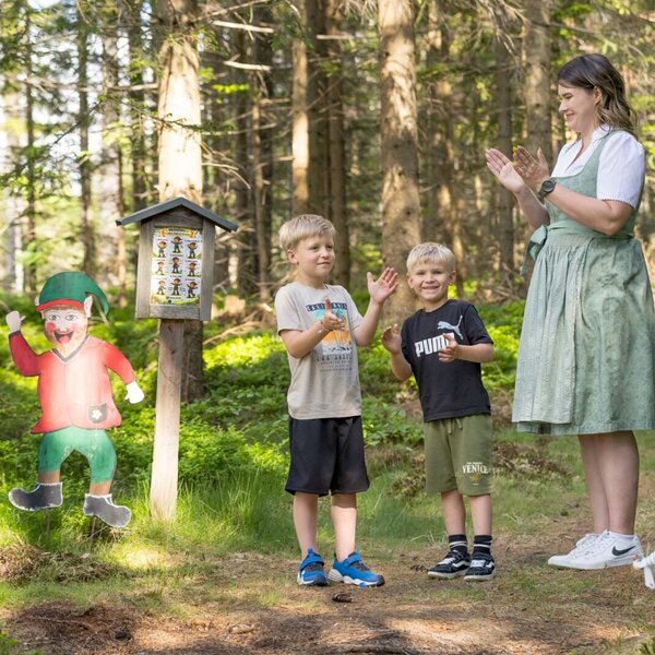 Der idyllische Waldweg direkt am Bauernhof lädt zu spielerischen Entdeckungsreisen für die ganze Familie ein.