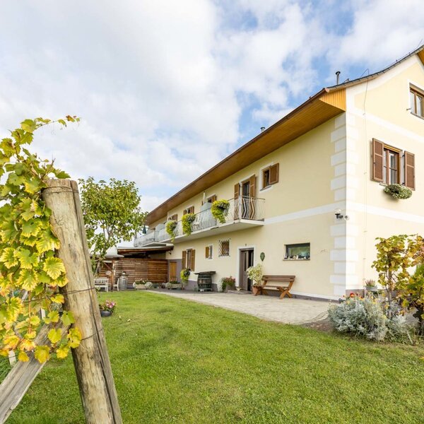 Außenansicht des Winzerhof Klöckl mit Balkon und Blick in den Weingarten.