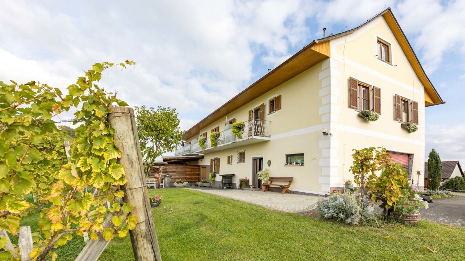 Außenansicht des Winzerhof Klöckl mit Balkon und Blick in den Weingarten.