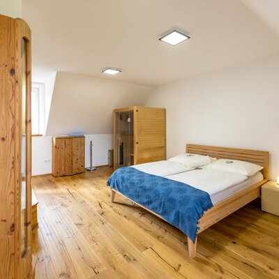 Schlafzimmer in der Ferienwohnung mit Infrarotkabine.