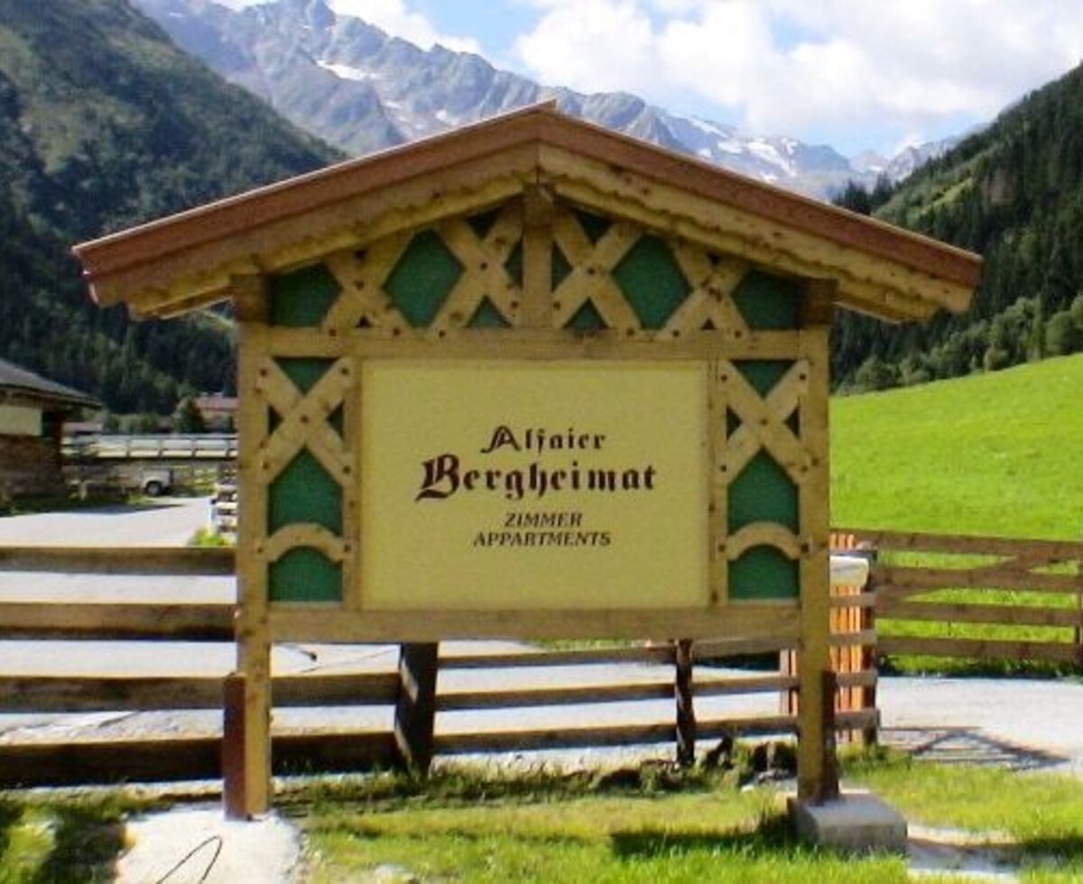 Das Schild der Alfaier Bergheimat begrüßt Gäste herzlich bei unseren Zimmern und Appartements.